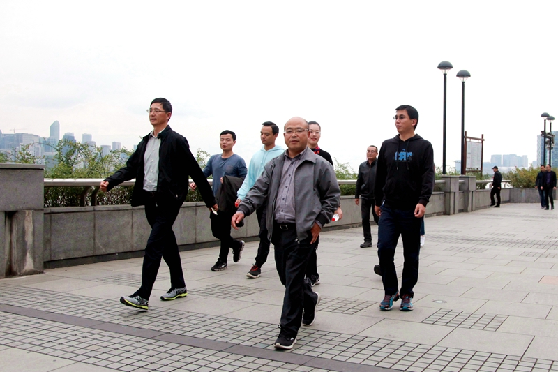 又逢金秋最美時，500多名浙農(nóng)員工參加沿江健走