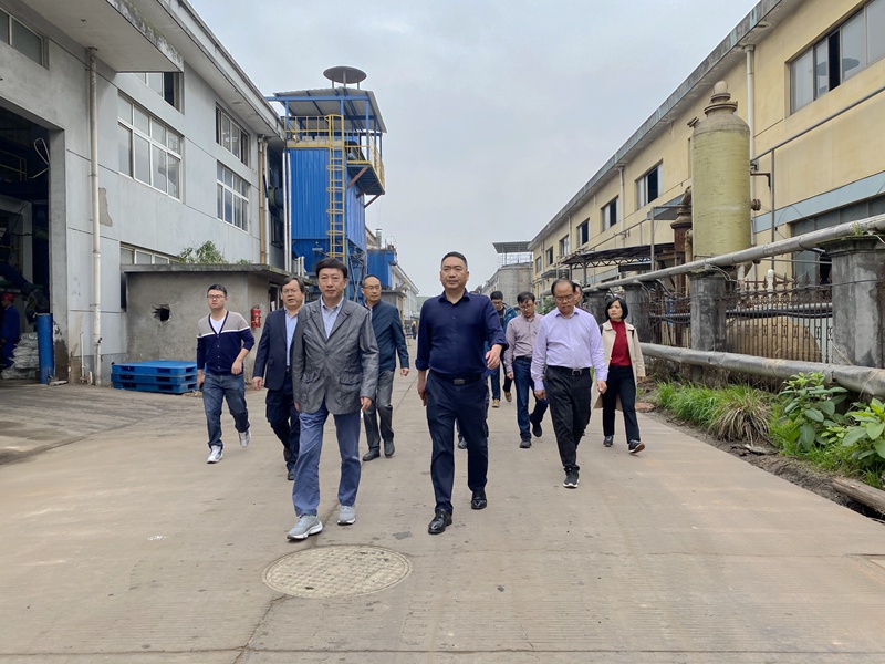 1619775927661922.jpg 閔建中和衢州農(nóng)業(yè)執(zhí)法支隊長余震考察龍游基地_副本.jpg