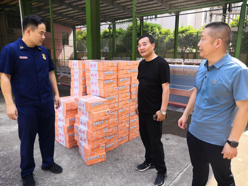 浦江農(nóng)批市場聯(lián)合當?shù)毓╀N社開展&ldquo;八一&rdquo;慰問活動